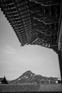中式屋檐下的远山景致