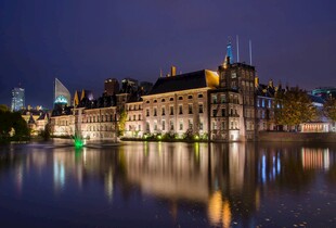 河畔夜景中的古典建筑