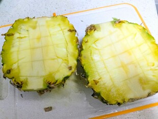 切开的菠萝果肉