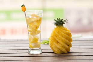 菠萝饮品与新鲜菠萝