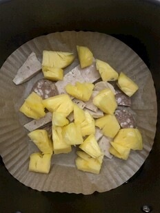 菠萝肉块置于烘焙纸