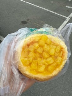 手持美味芒果蛋挞
