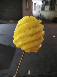 竹签上的菠萝球