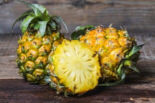 新鲜菠萝诱人多汁
