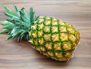 新鲜菠萝置于木质桌面上