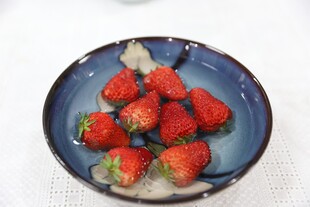 蓝盘盛新鲜草莓