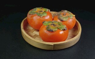 竹盘里的美味柿子点心