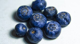 新鲜饱满的蓝莓