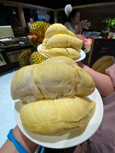 新鲜美味的榴莲待品尝