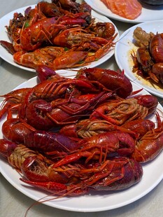 美味小龙虾摆满盘
