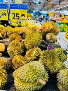 超市内摆放的新鲜榴莲