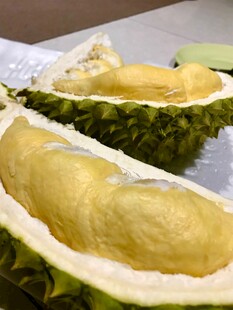 剥开的香甜榴莲果肉