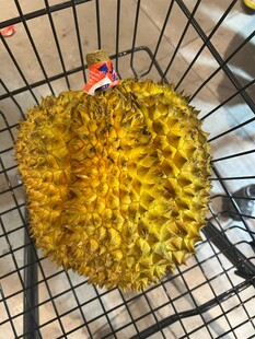 金属架上的新鲜菠萝