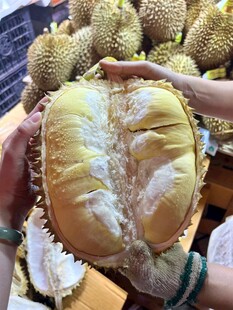 手捧剥开的香甜大榴莲