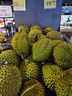 超市里堆放的新鲜榴莲