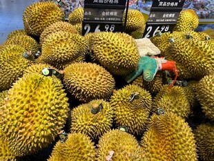 超市中摆放的新鲜榴莲
