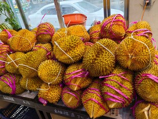 新鲜榴莲堆售