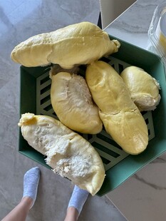 盒装美味榴莲果肉展示
