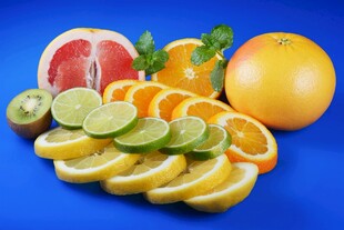多彩新鲜柑橘类水果组合