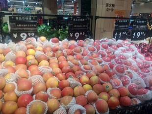 超市里堆积如山的新鲜桃子