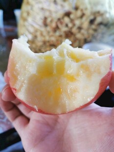 咬过的红心火龙果果肉