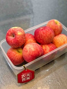 新鲜红苹果置于透明容器中