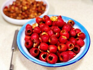 蓝盘盛放的新鲜红色果实