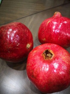 三颗饱满红石榴
