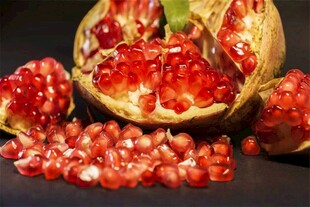 剥开的红石榴饱满果粒