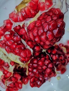 饱满多汁的新鲜红石榴