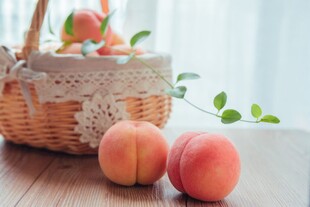 篮子里的鲜桃与桌上双桃