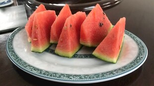 盘中切块西瓜色泽诱人