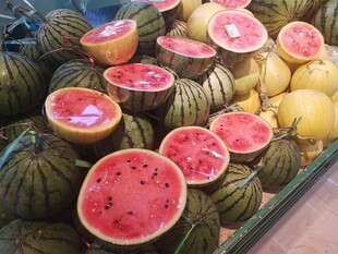 新鲜多汁的西瓜陈列展示