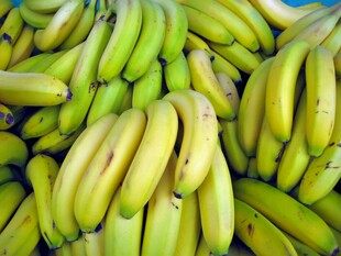 新鲜青黄香蕉堆叠