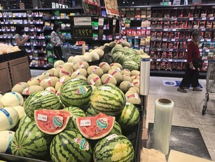 超市内摆放整齐的多样西瓜