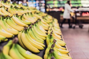 超市货架上整齐的香蕉