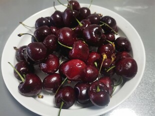 盘中新鲜车厘子