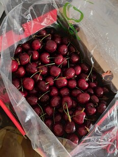 新鲜饱满的盒装樱桃