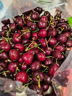 新鲜饱满的车厘子果实