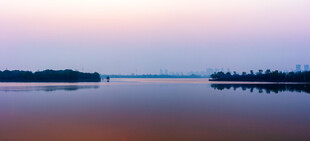 湖畔黎明美景