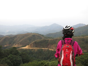 徒步者眺望远方山峦