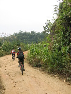 乡村小道骑行者