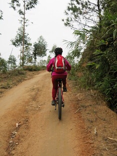 骑行者在山间土路上穿行