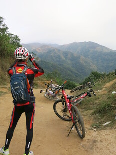 山地骑行者与壮丽山景