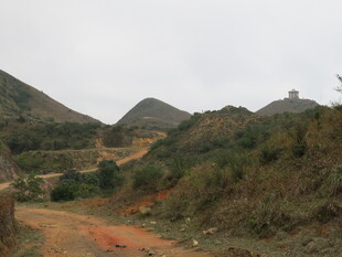 山间土路 周边绿意环绕