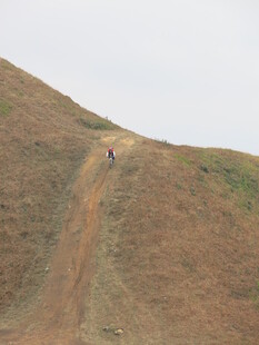 徒步者攀登于山间小径