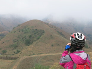 女孩登山眺望山间美景
