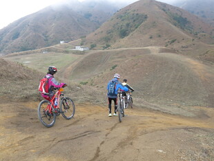 山地骑行者穿行山间小道