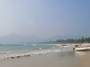 宁静海滩的清爽海景