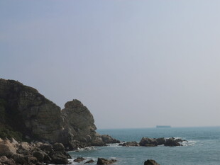 海边嶙峋岩石与广阔海面